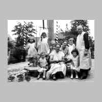 033-0124 Auf dem Schulhof Gruenhayn. Die Familie Minuth im Jahre 1934. Rechts Grossmutter Amalie Minuth..JPG